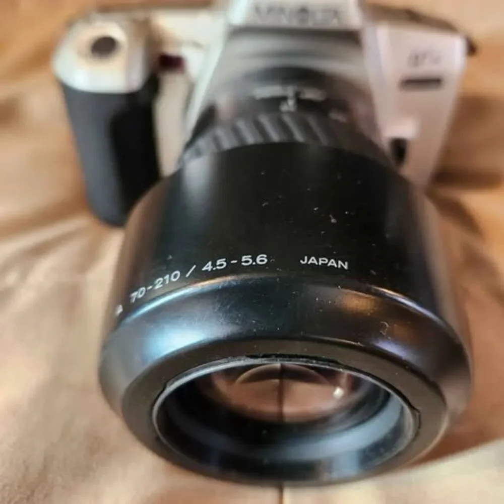 Minolta Maxxum QTsi 35mm SLR Film Camera with AF Zoom 70-210mm Lens